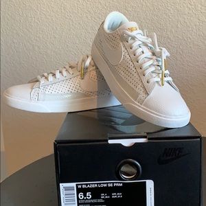 Nike women’s blazer sneakers. Never worn
